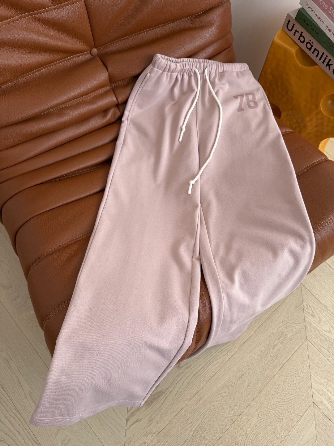 时髦休闲推荐 字母数字印花装饰套装 懒人一套时髦搭配 连帽拉链卫衣+松紧卫裤 日常出街太需要了 非常好穿