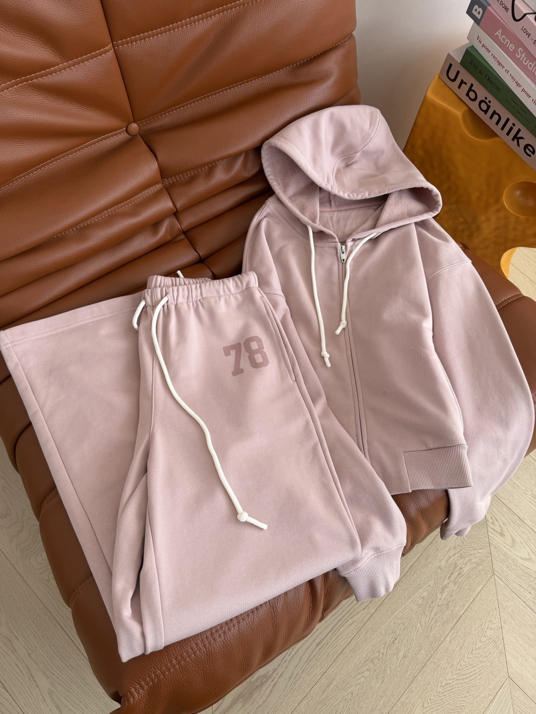 时髦休闲推荐 字母数字印花装饰套装 懒人一套时髦搭配 连帽拉链卫衣+松紧卫裤 日常出街太需要了 非常好穿