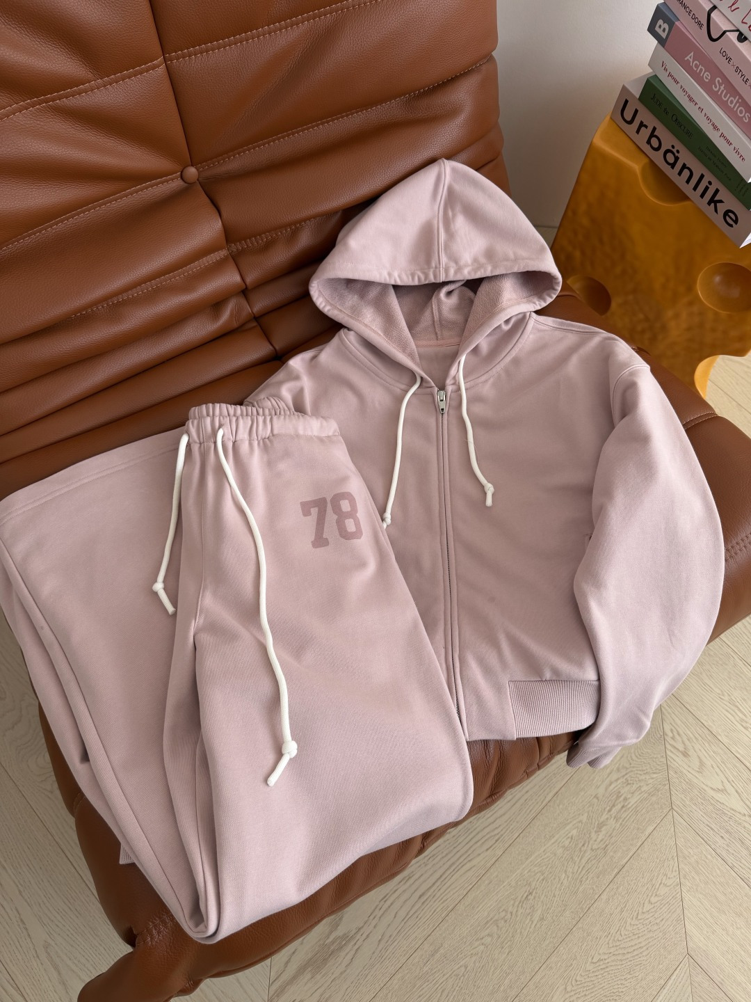 时髦休闲推荐 字母数字印花装饰套装 懒人一套时髦搭配 连帽拉链卫衣+松紧卫裤 日常出街太需要了 非常好穿