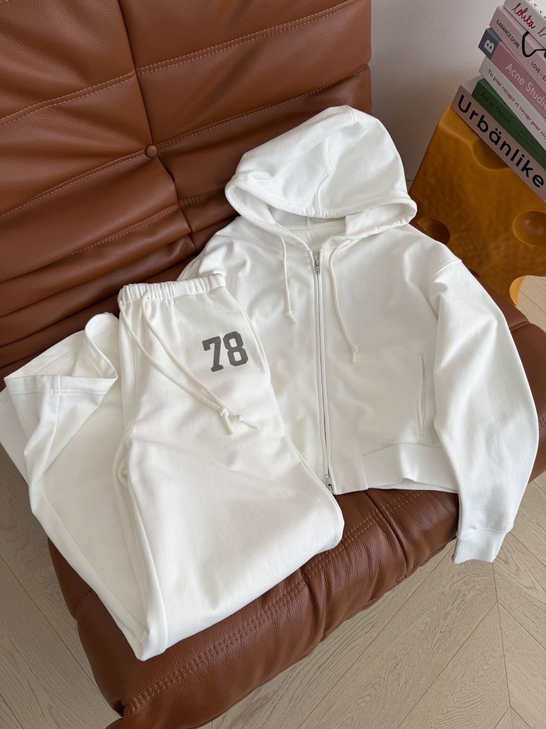 时髦休闲推荐 字母数字印花装饰套装 懒人一套时髦搭配 连帽拉链卫衣+松紧卫裤 日常出街太需要了 非常好穿