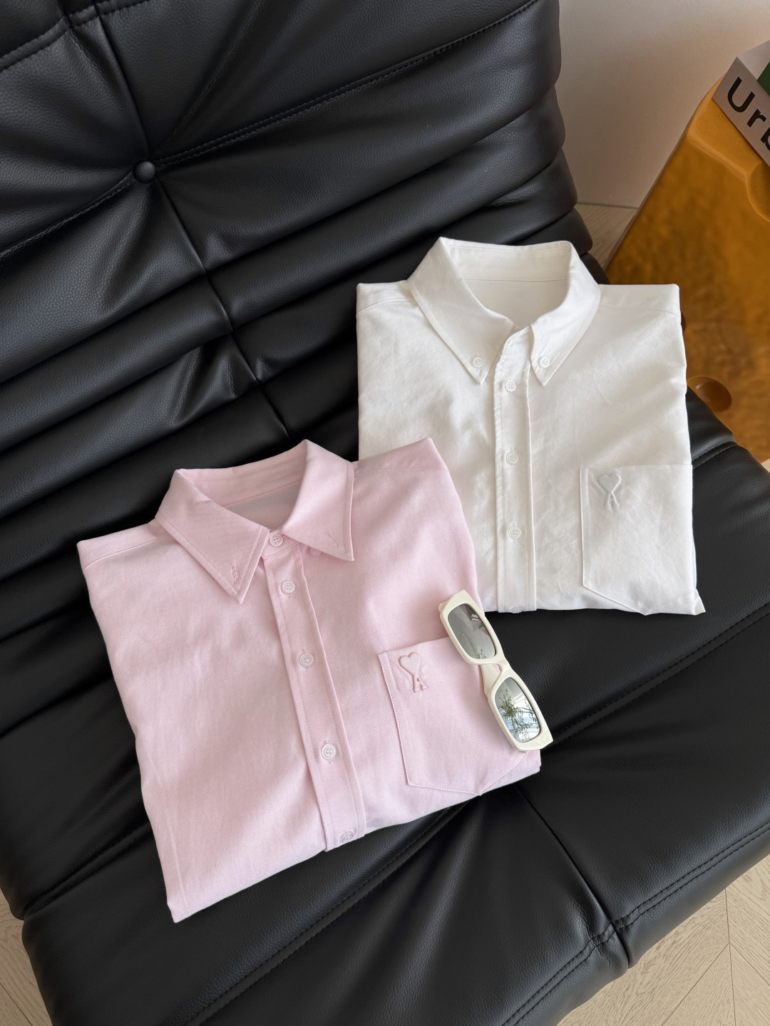 26新款 立体小桃心装饰衬衫 经典又百搭的衬衫 太好穿啦 廓形感短款剪裁 口袋上是立体的A桃心装饰 很有