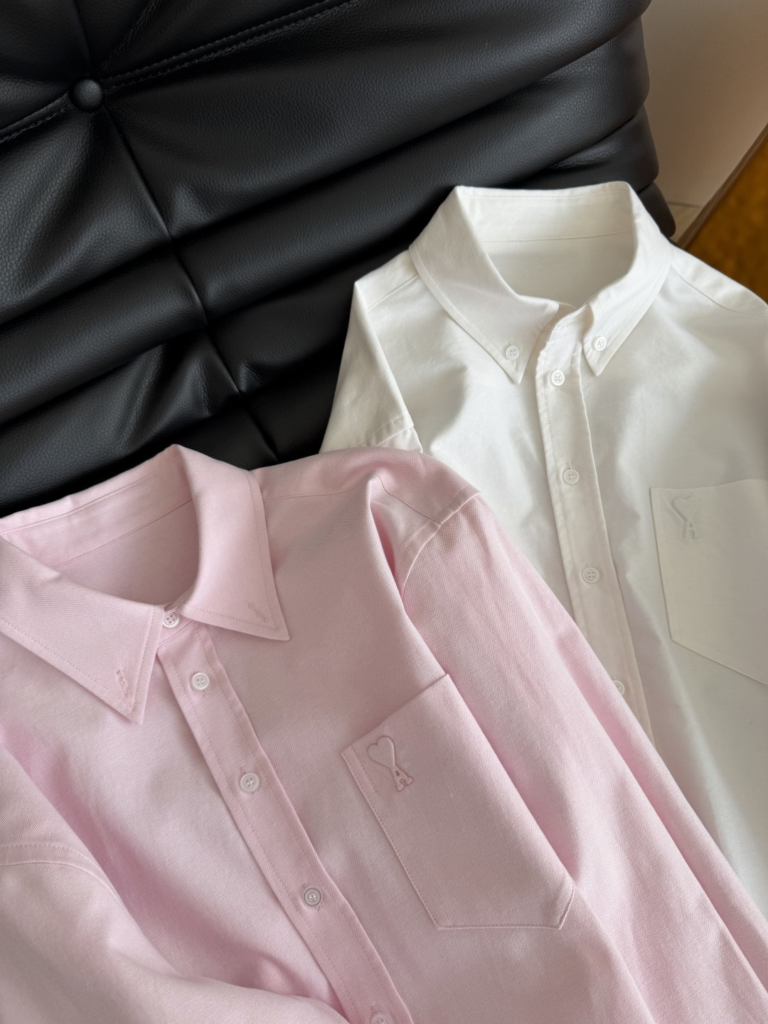 26新款 立体小桃心装饰衬衫 经典又百搭的衬衫 太好穿啦 廓形感短款剪裁 口袋上是立体的A桃心装饰 很有