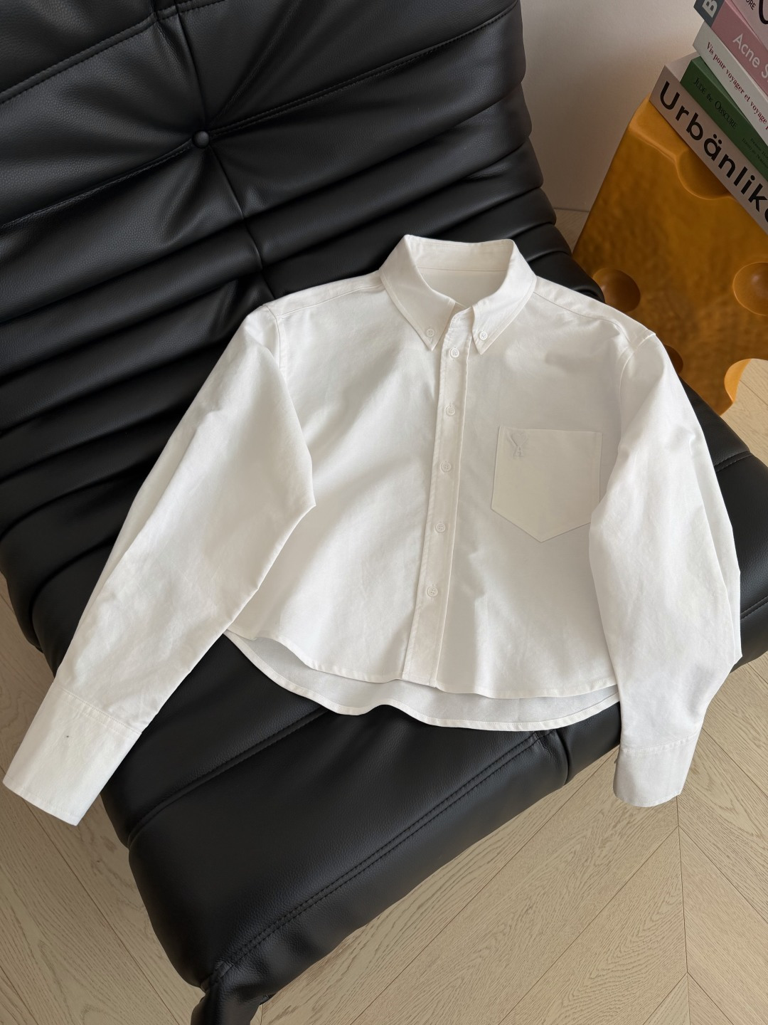 26新款 立体小桃心装饰衬衫 经典又百搭的衬衫 太好穿啦 廓形感短款剪裁 口袋上是立体的A桃心装饰 很有