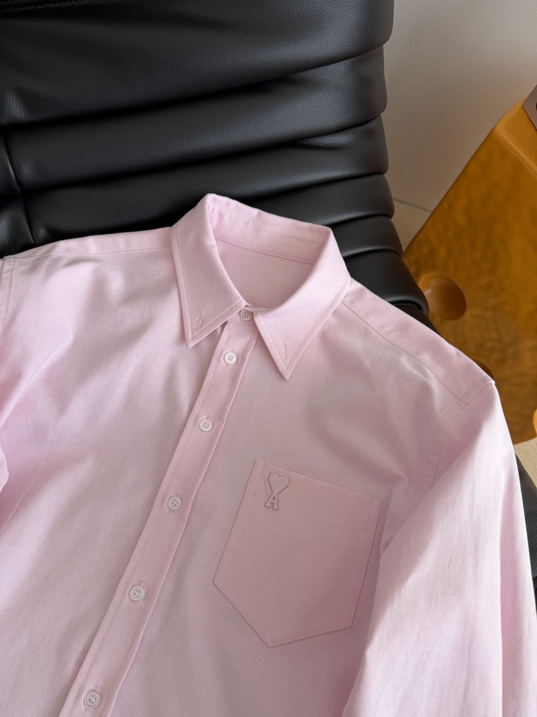 26新款 立体小桃心装饰衬衫 经典又百搭的衬衫 太好穿啦 廓形感短款剪裁 口袋上是立体的A桃心装饰 很有