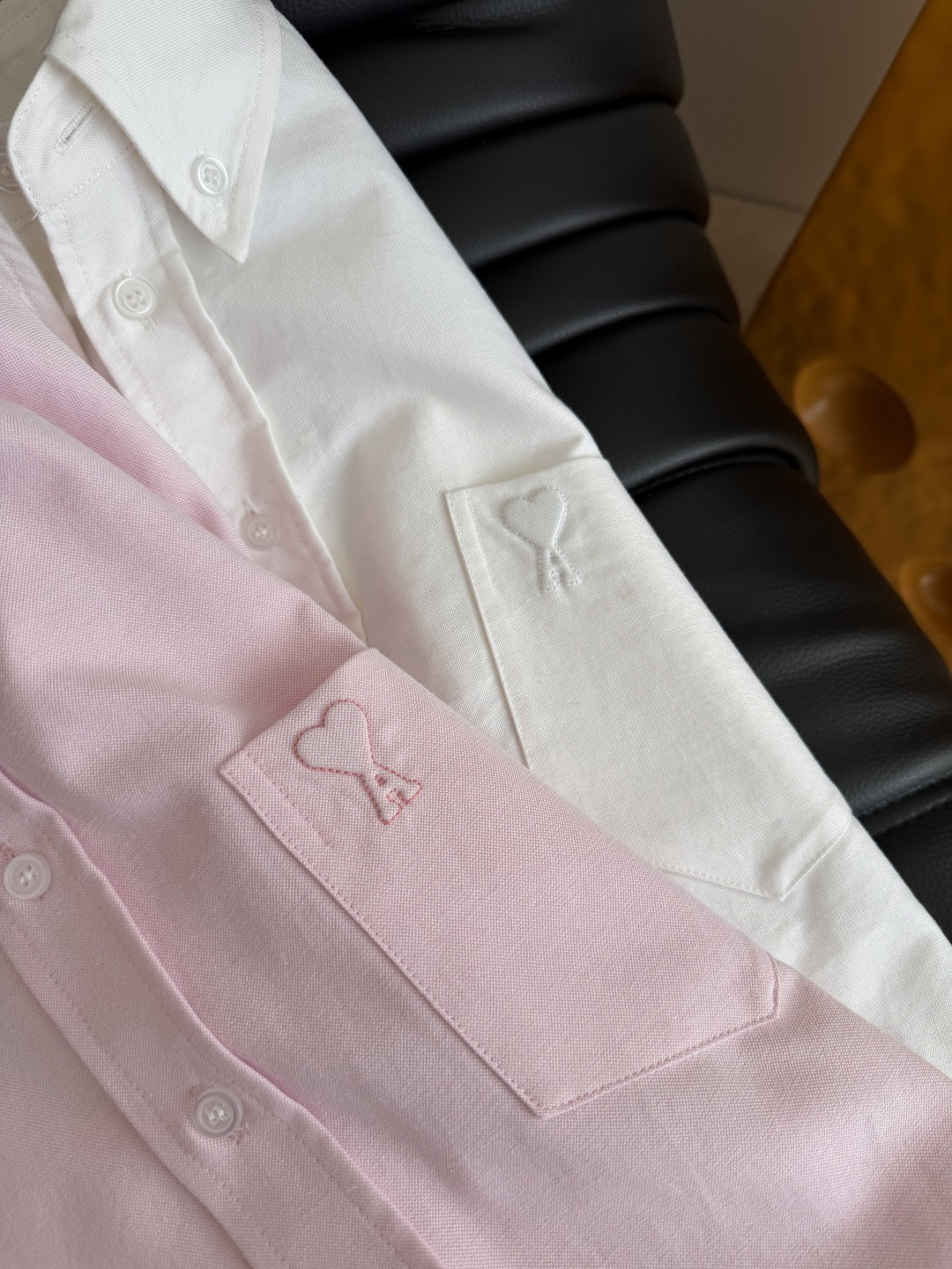 26新款 立体小桃心装饰衬衫 经典又百搭的衬衫 太好穿啦 廓形感短款剪裁 口袋上是立体的A桃心装饰 很有