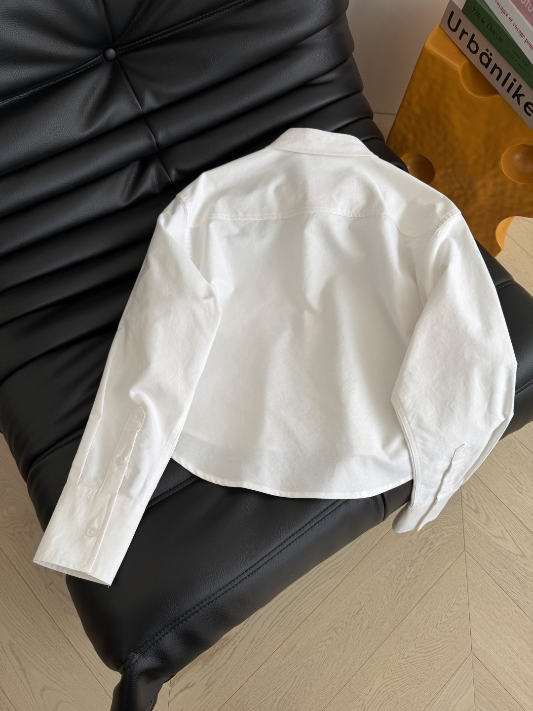 26新款 立体小桃心装饰衬衫 经典又百搭的衬衫 太好穿啦 廓形感短款剪裁 口袋上是立体的A桃心装饰 很有