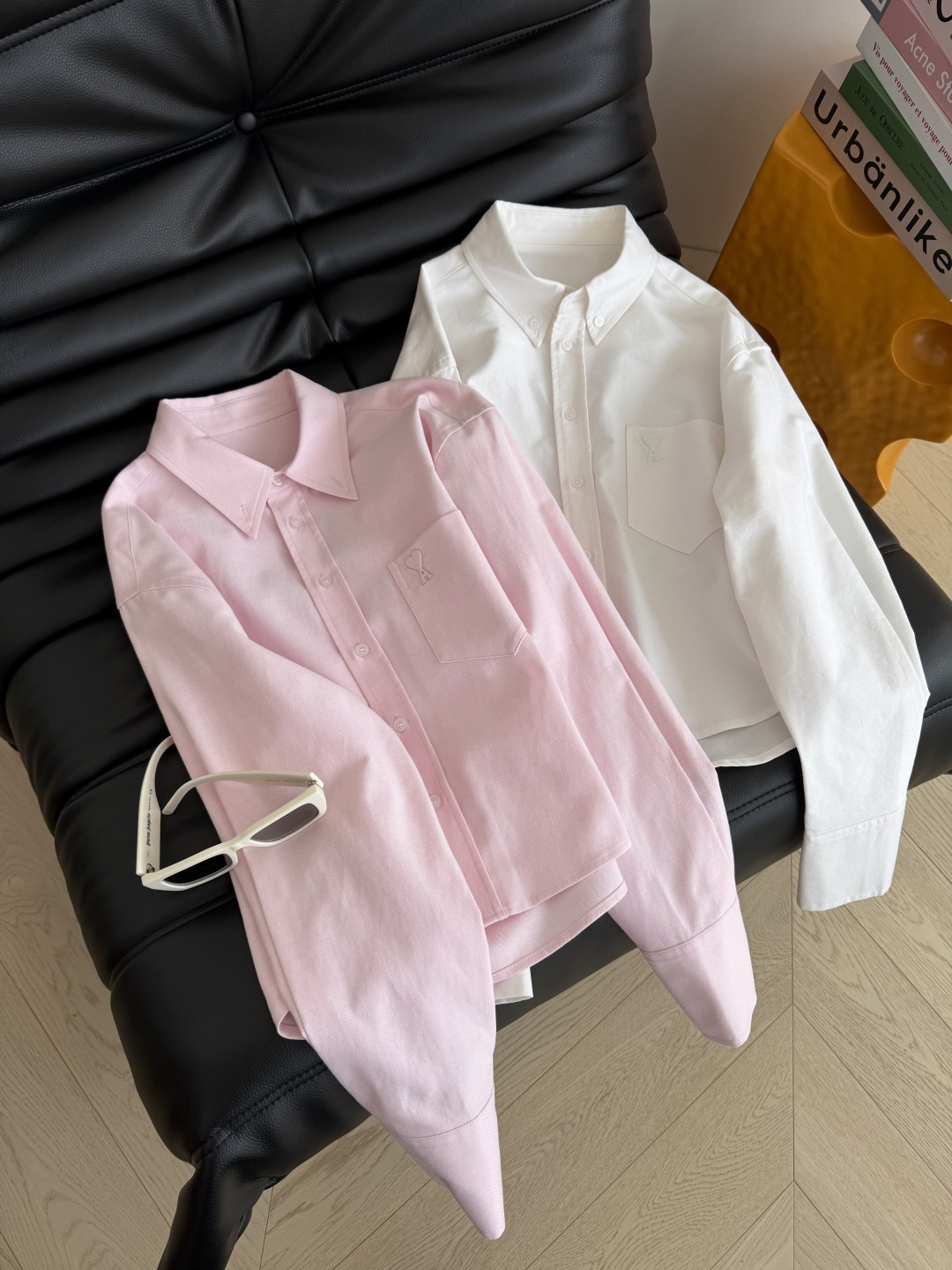 26新款 立体小桃心装饰衬衫 经典又百搭的衬衫 太好穿啦 廓形感短款剪裁 口袋上是立体的A桃心装饰 很有