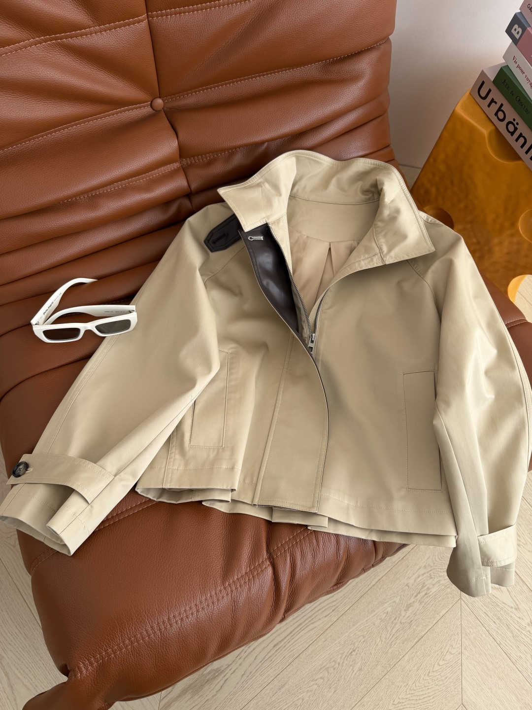 博主同款 26新款 皮门襟设计风衣外套 极简的风衣 整个气质感伴随着这件风衣而来 版型真的很爱 无论什么