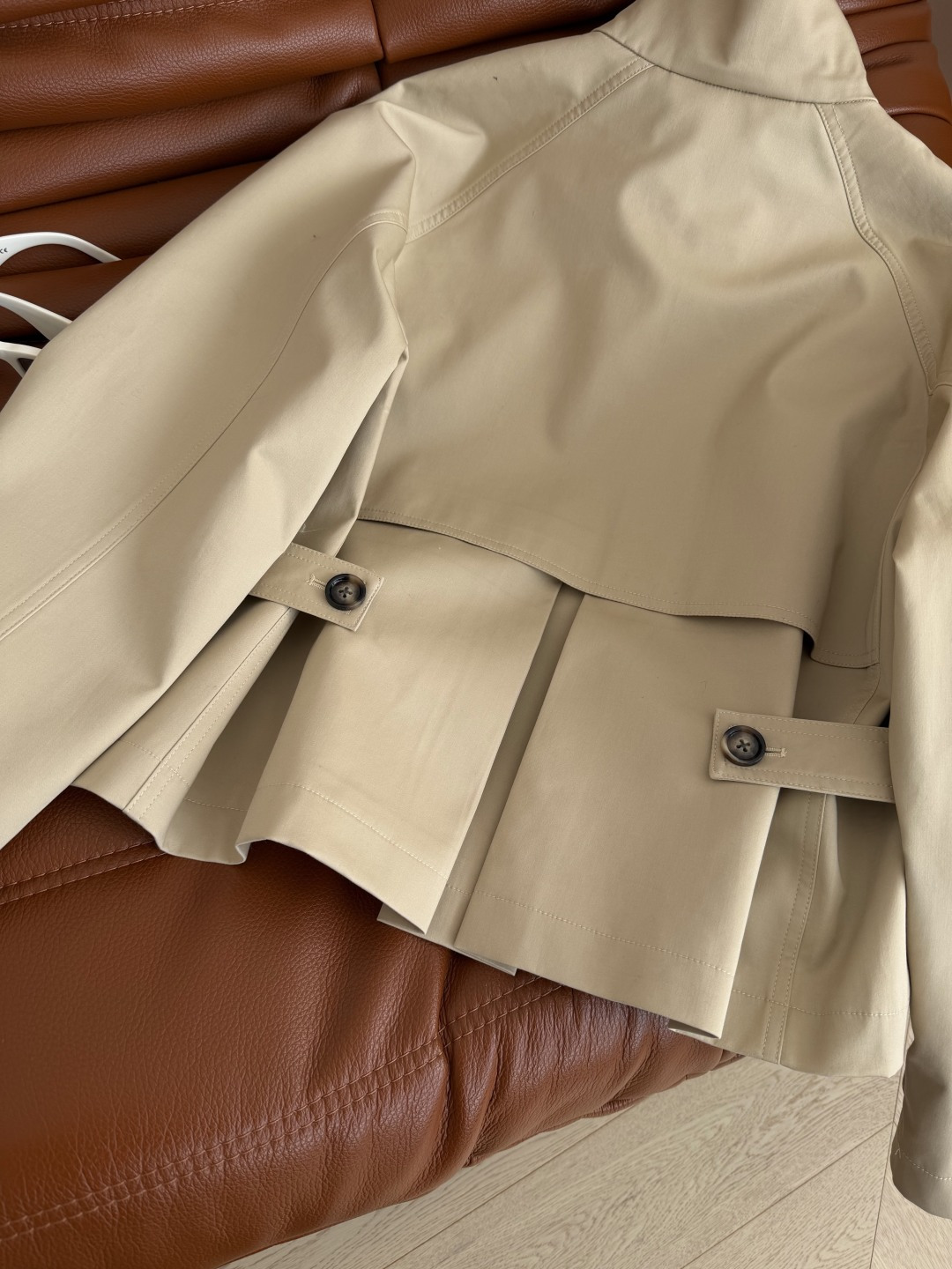 博主同款 26新款 皮门襟设计风衣外套 极简的风衣 整个气质感伴随着这件风衣而来 版型真的很爱 无论什么