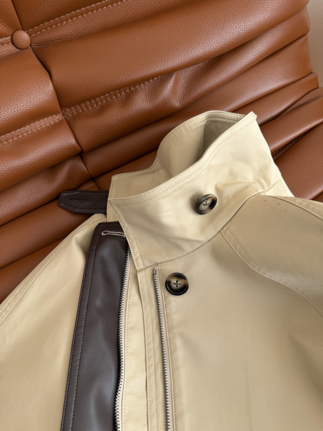 博主同款 26新款 皮门襟设计风衣外套 极简的风衣 整个气质感伴随着这件风衣而来 版型真的很爱 无论什么