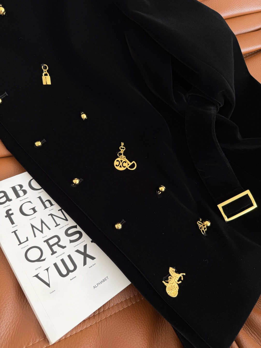 26新款 双排扣异形扣设计丝绒外套 满足日常的高级感和优雅气质 凯旋门和马车各种不一样的金属扣组合而成 