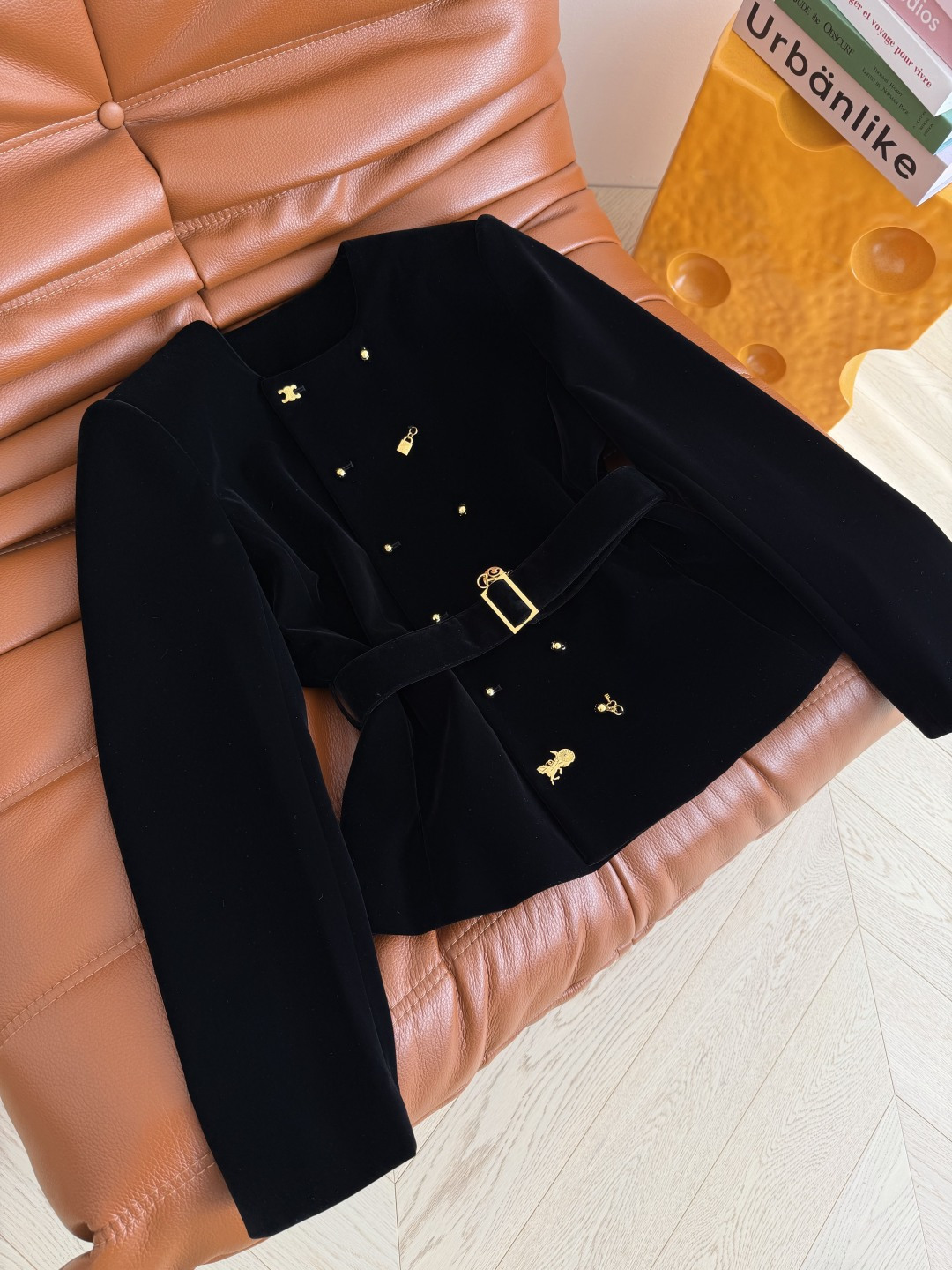 26新款 双排扣异形扣设计丝绒外套 满足日常的高级感和优雅气质 凯旋门和马车各种不一样的金属扣组合而成 