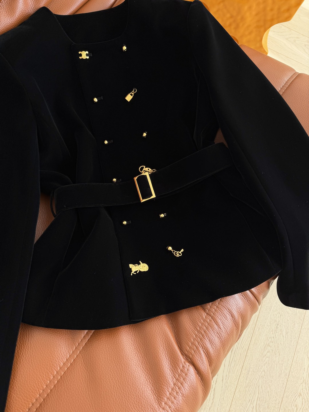 26新款 双排扣异形扣设计丝绒外套 满足日常的高级感和优雅气质 凯旋门和马车各种不一样的金属扣组合而成 