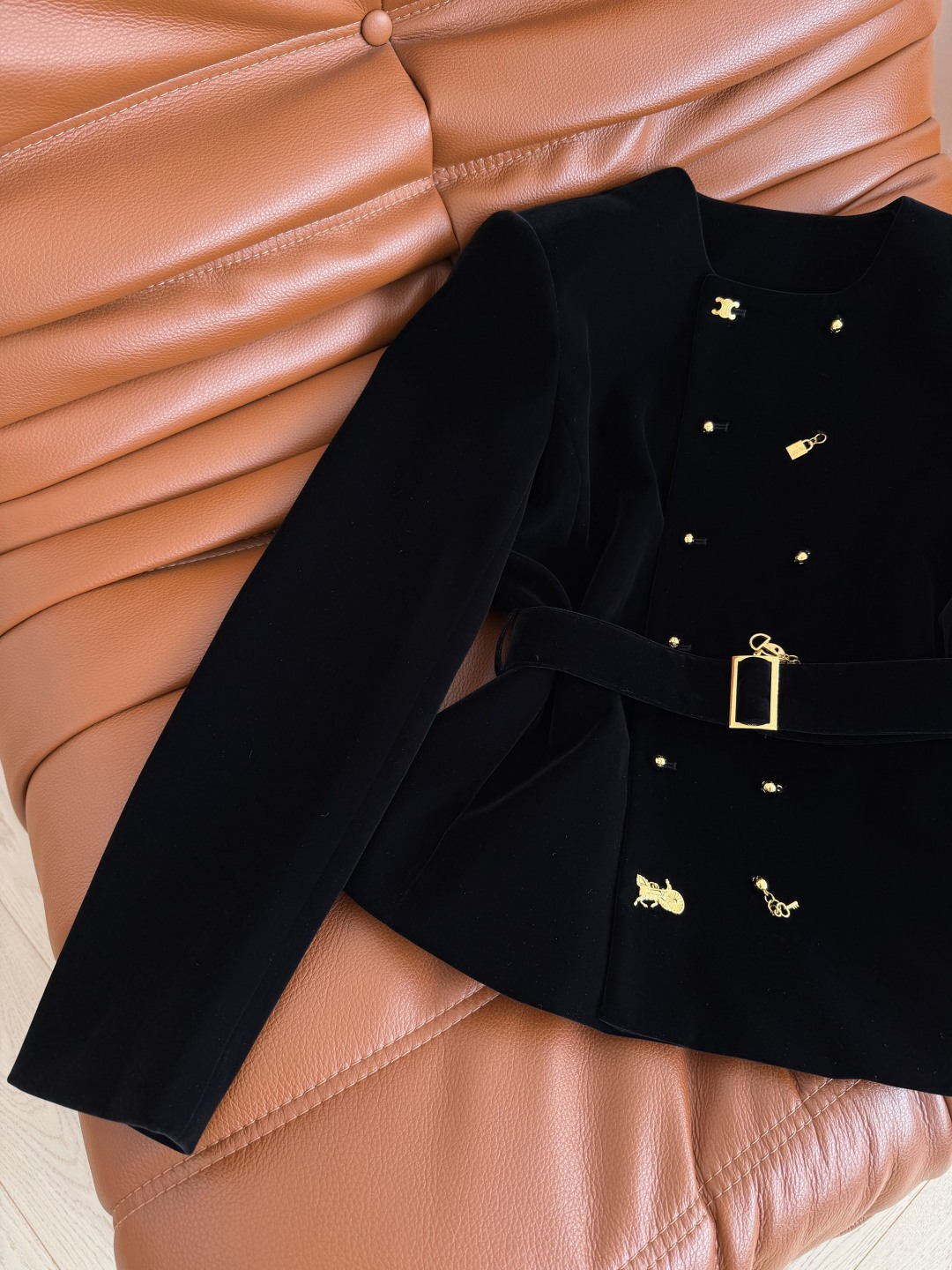 26新款 双排扣异形扣设计丝绒外套 满足日常的高级感和优雅气质 凯旋门和马车各种不一样的金属扣组合而成 