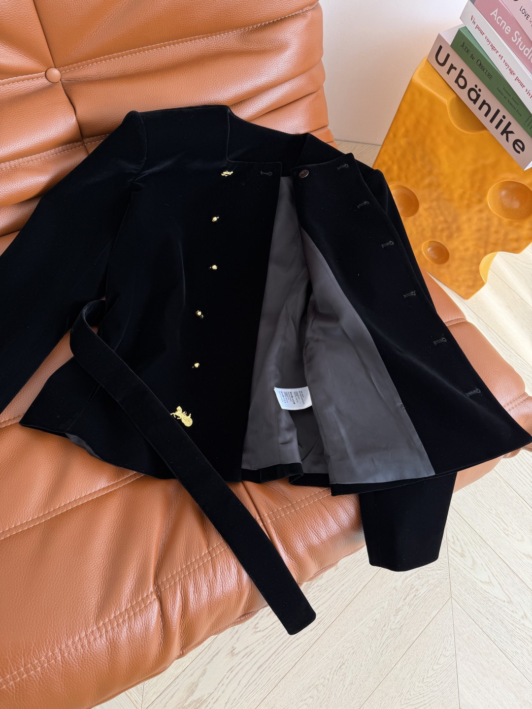 26新款 双排扣异形扣设计丝绒外套 满足日常的高级感和优雅气质 凯旋门和马车各种不一样的金属扣组合而成 