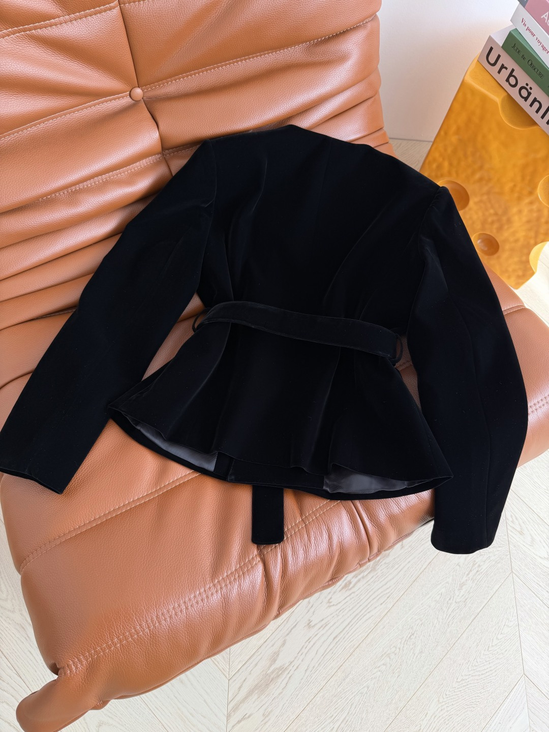 26新款 双排扣异形扣设计丝绒外套 满足日常的高级感和优雅气质 凯旋门和马车各种不一样的金属扣组合而成 