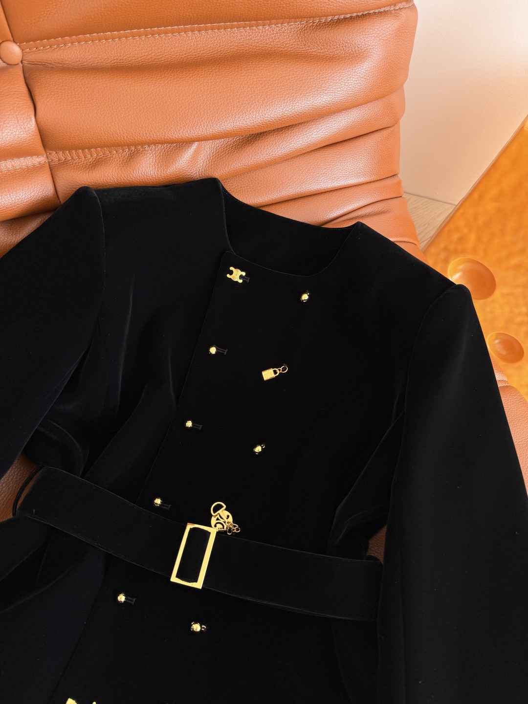 26新款 双排扣异形扣设计丝绒外套 满足日常的高级感和优雅气质 凯旋门和马车各种不一样的金属扣组合而成 