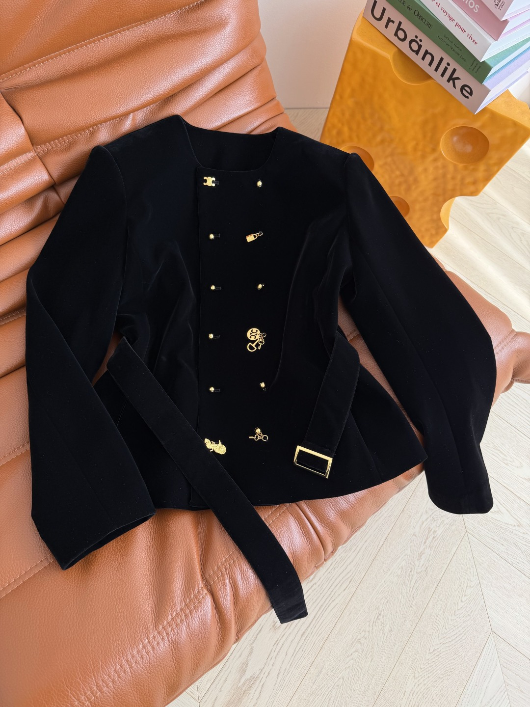 26新款 双排扣异形扣设计丝绒外套 满足日常的高级感和优雅气质 凯旋门和马车各种不一样的金属扣组合而成 