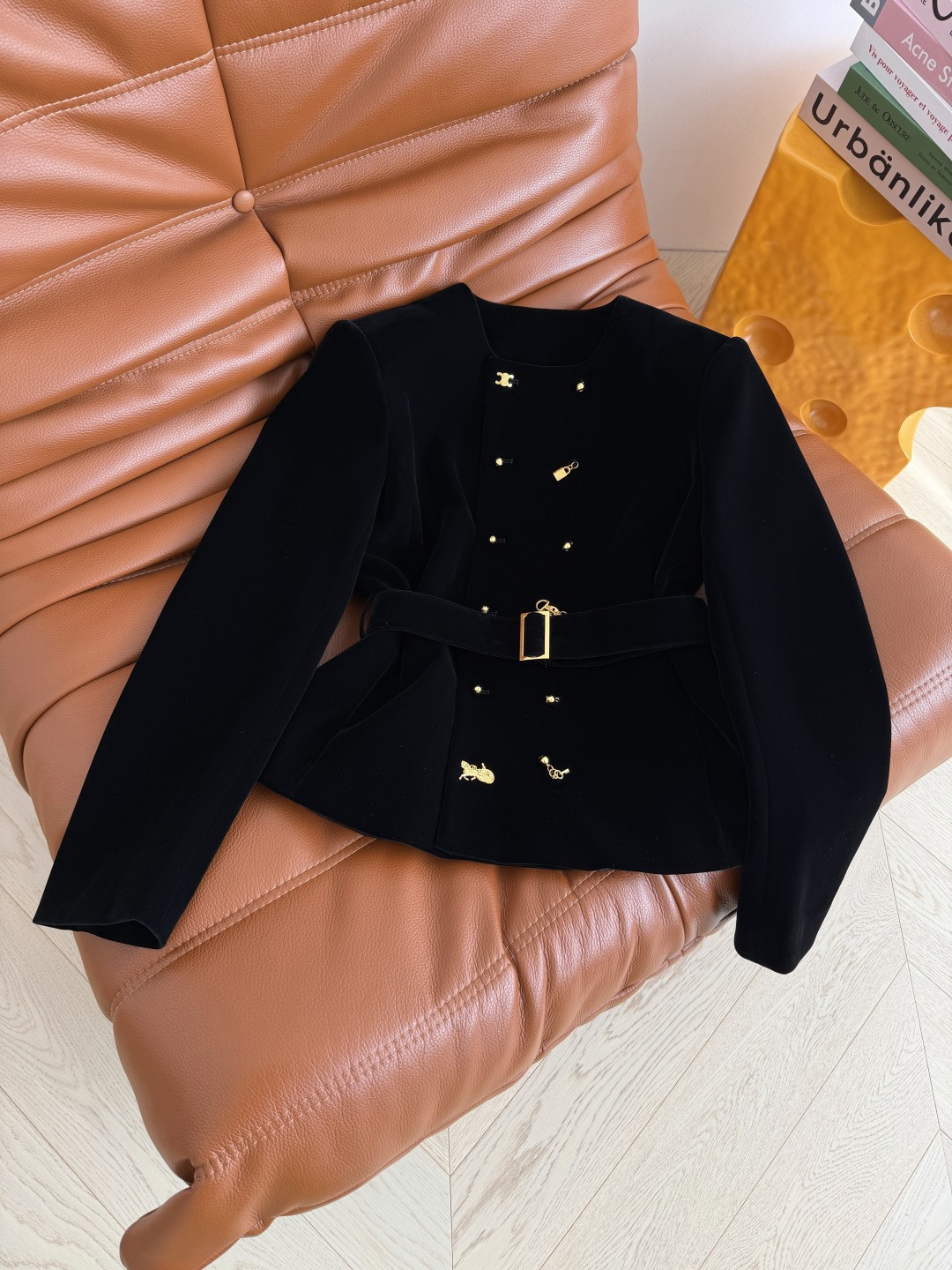 26新款 双排扣异形扣设计丝绒外套 满足日常的高级感和优雅气质 凯旋门和马车各种不一样的金属扣组合而成 