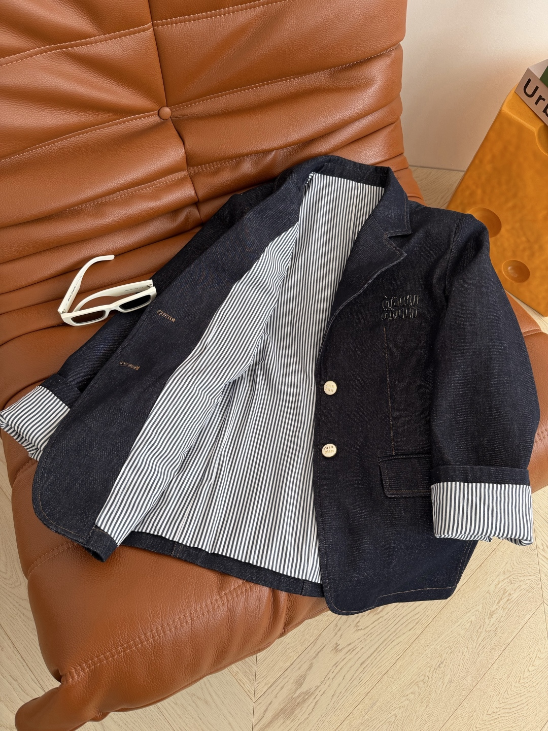 26ss 经典贴布立体字母装饰牛仔西装外套 日常休闲有造型感 胸前立体徽标装饰 两粒扣设计 原色牛仔很高