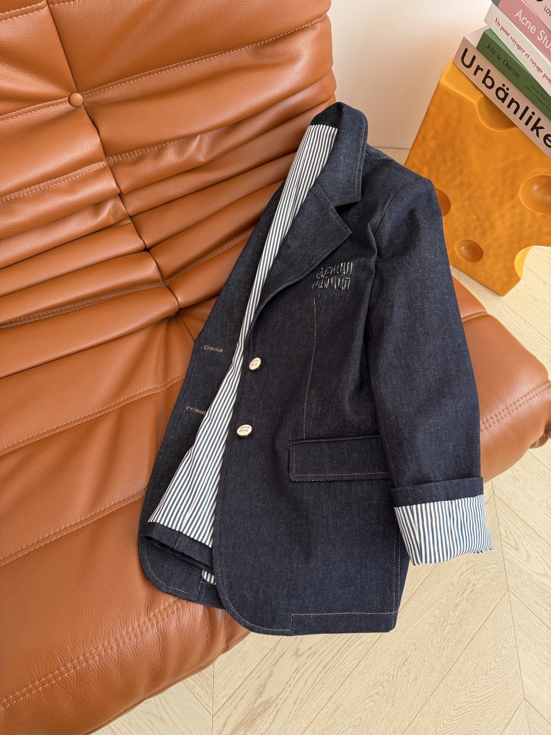 26ss 经典贴布立体字母装饰牛仔西装外套 日常休闲有造型感 胸前立体徽标装饰 两粒扣设计 原色牛仔很高