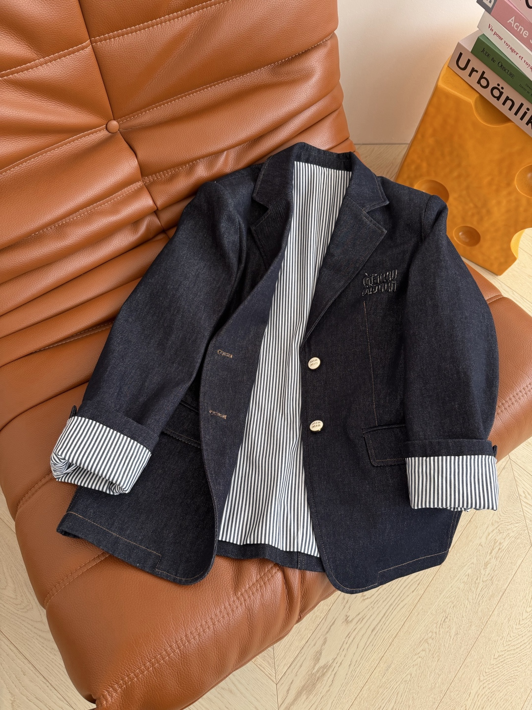 26ss 经典贴布立体字母装饰牛仔西装外套 日常休闲有造型感 胸前立体徽标装饰 两粒扣设计 原色牛仔很高