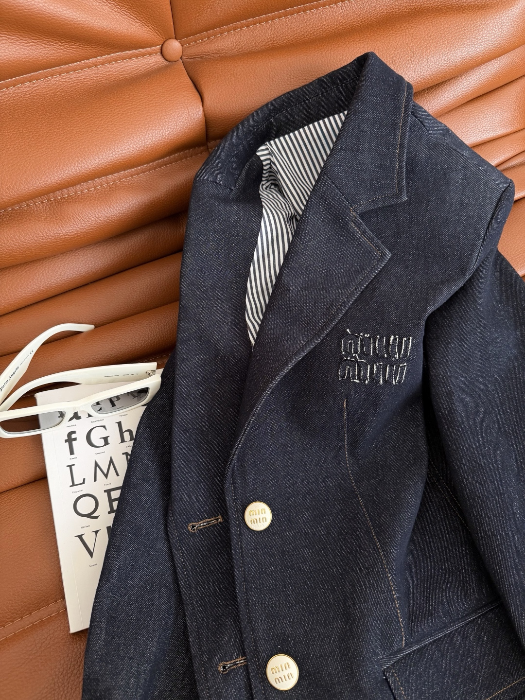 26ss 经典贴布立体字母装饰牛仔西装外套 日常休闲有造型感 胸前立体徽标装饰 两粒扣设计 原色牛仔很高