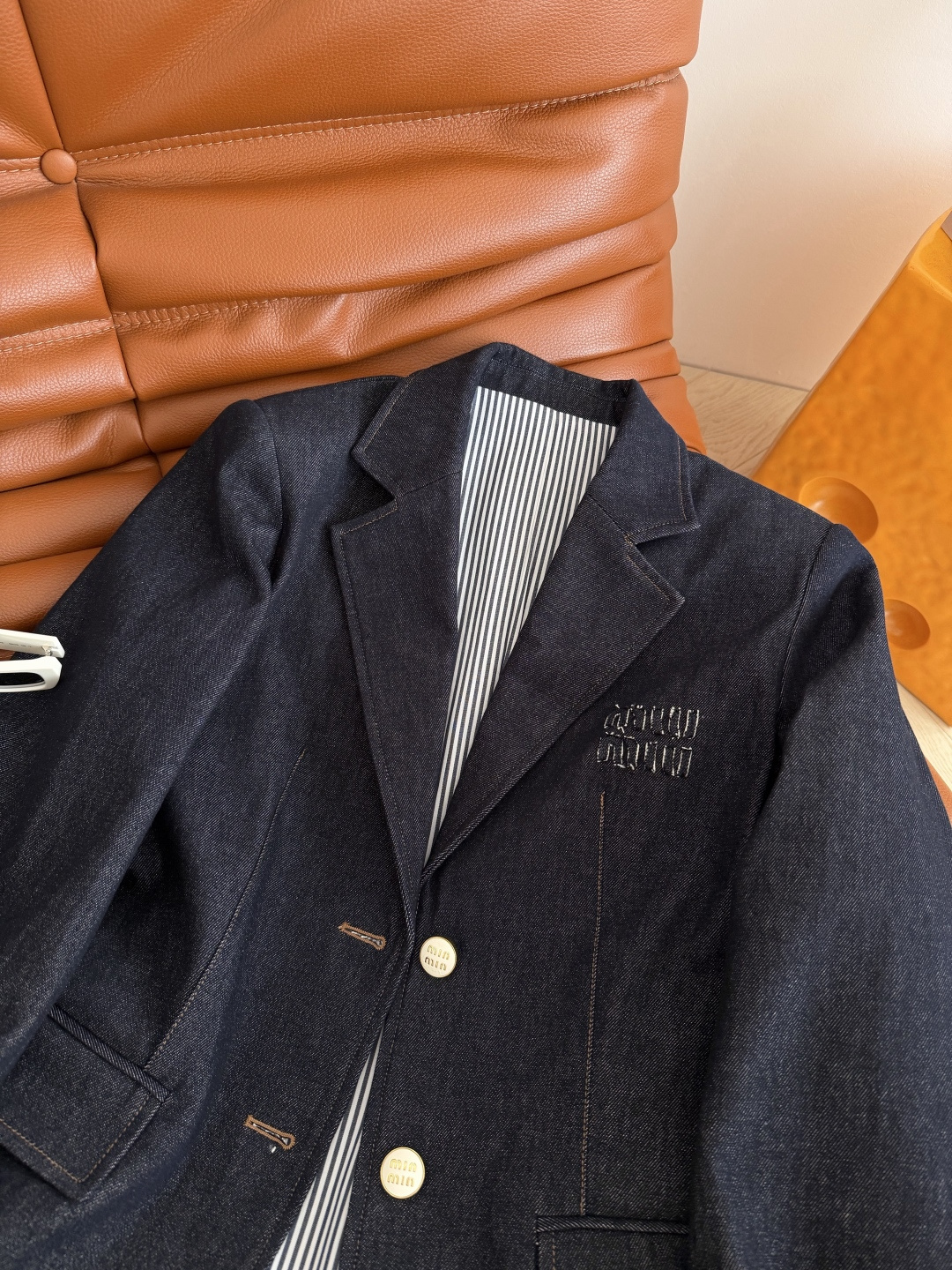 26ss 经典贴布立体字母装饰牛仔西装外套 日常休闲有造型感 胸前立体徽标装饰 两粒扣设计 原色牛仔很高