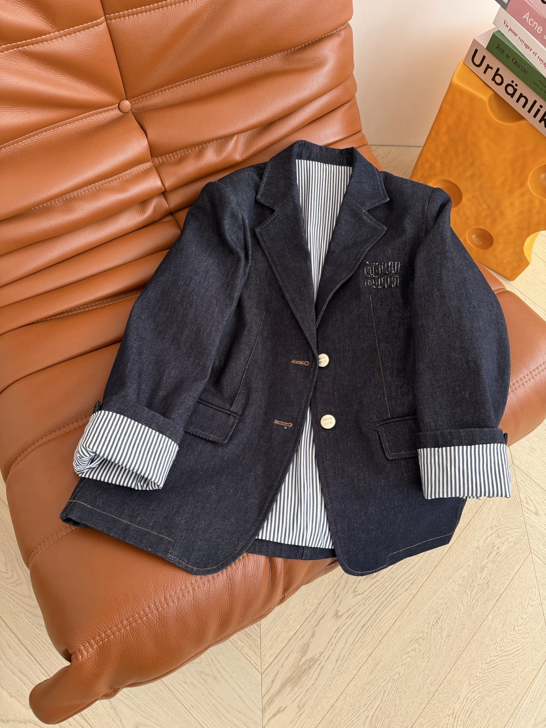 26ss 经典贴布立体字母装饰牛仔西装外套 日常休闲有造型感 胸前立体徽标装饰 两粒扣设计 原色牛仔很高