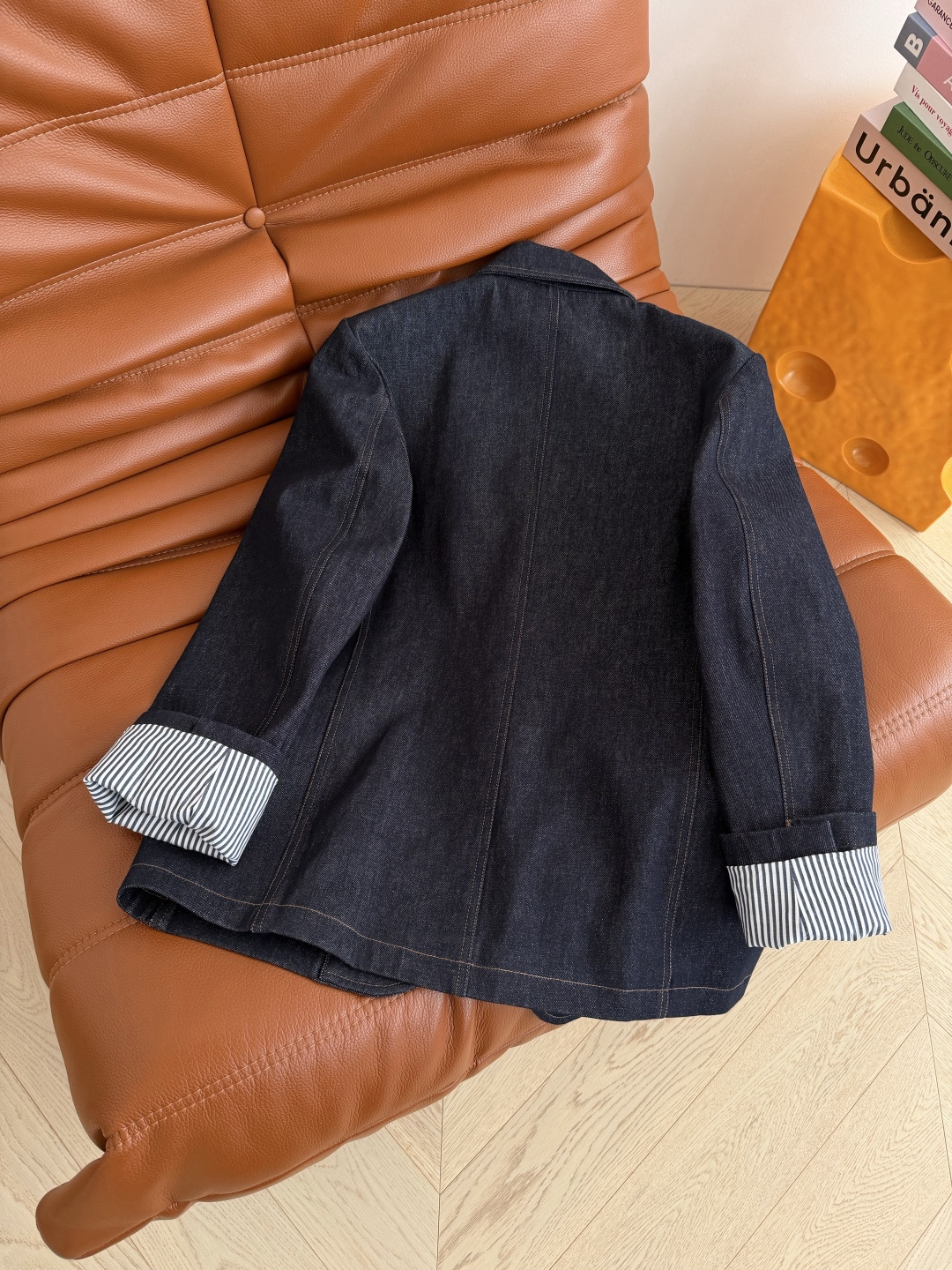 26ss 经典贴布立体字母装饰牛仔西装外套 日常休闲有造型感 胸前立体徽标装饰 两粒扣设计 原色牛仔很高