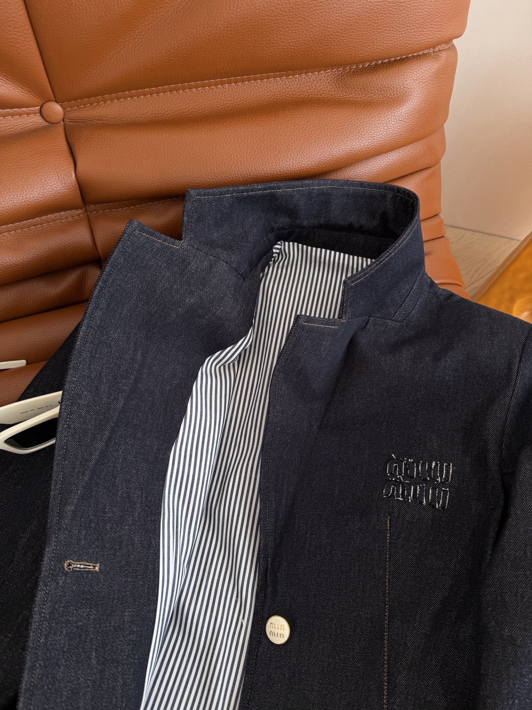 26ss 经典贴布立体字母装饰牛仔西装外套 日常休闲有造型感 胸前立体徽标装饰 两粒扣设计 原色牛仔很高