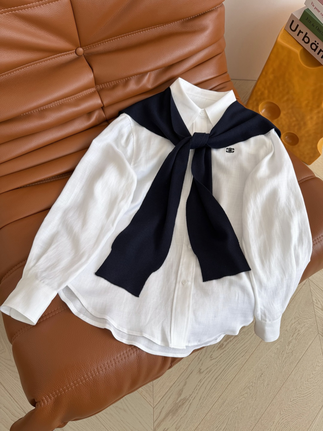 慵懒休闲 26ss 针织披肩装饰两件套衬衫 超好看的配色 实力穿出气质感 条纹和白色两色颜色 白色是亚麻