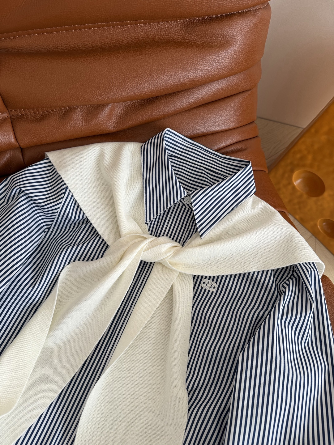 慵懒休闲 26ss 针织披肩装饰两件套衬衫 超好看的配色 实力穿出气质感 条纹和白色两色颜色 白色是亚麻