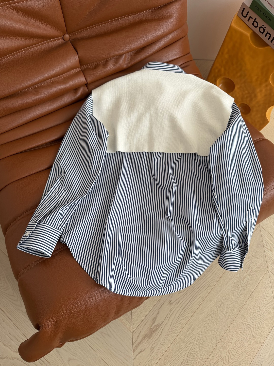 慵懒休闲 26ss 针织披肩装饰两件套衬衫 超好看的配色 实力穿出气质感 条纹和白色两色颜色 白色是亚麻