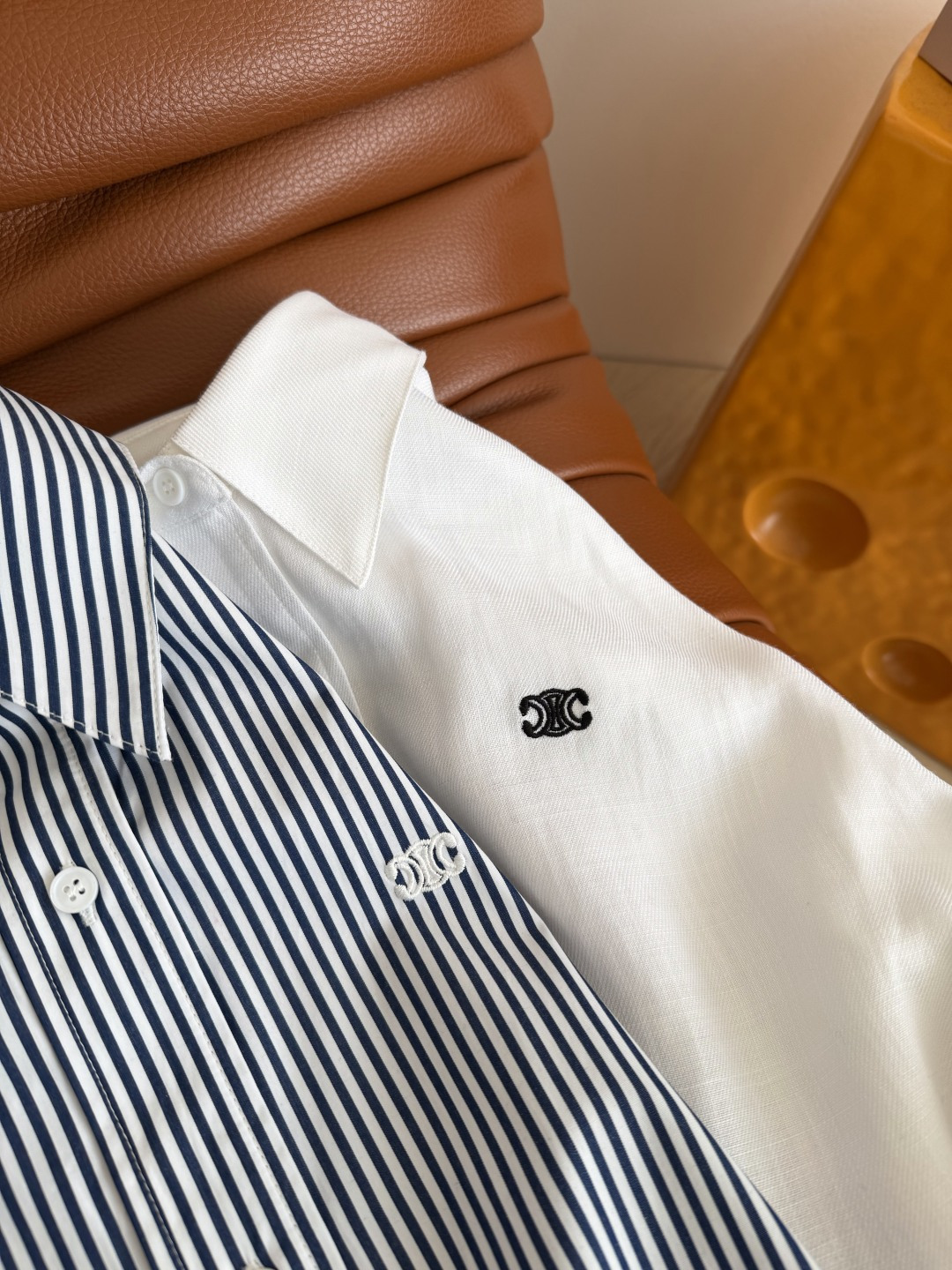 慵懒休闲 26ss 针织披肩装饰两件套衬衫 超好看的配色 实力穿出气质感 条纹和白色两色颜色 白色是亚麻