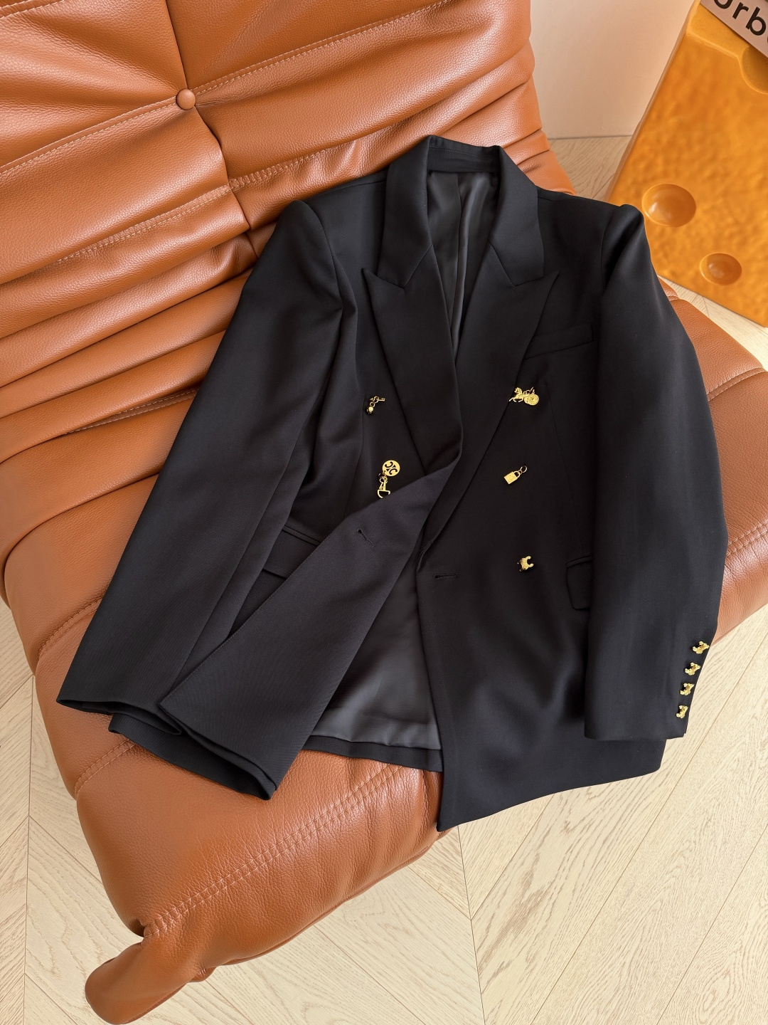 26ss 凯旋门双排异形扣设计西装外套 吸睛有亮点 时髦又有型的黑色西装 版型是微廓形的剪裁 完全不挑人