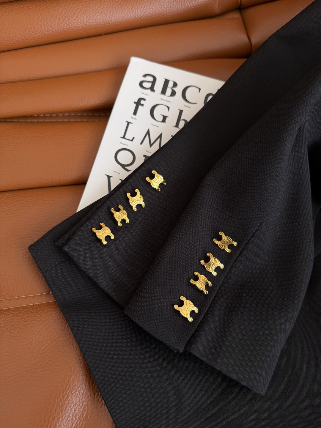 26ss 凯旋门双排异形扣设计西装外套 吸睛有亮点 时髦又有型的黑色西装 版型是微廓形的剪裁 完全不挑人