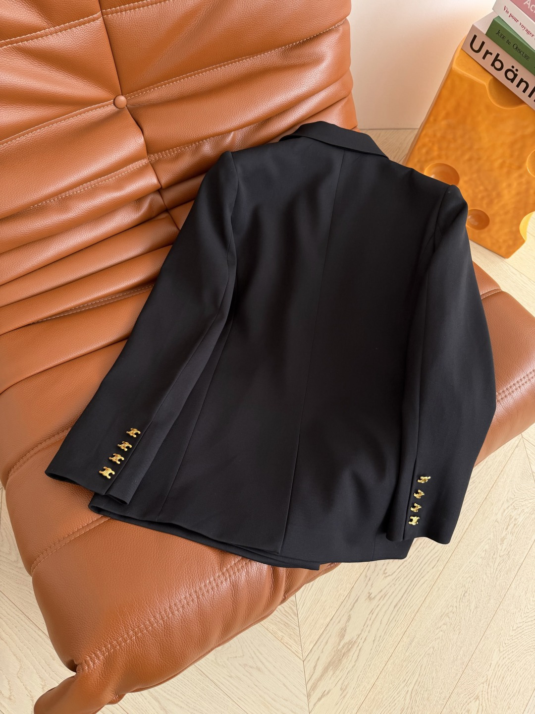 26ss 凯旋门双排异形扣设计西装外套 吸睛有亮点 时髦又有型的黑色西装 版型是微廓形的剪裁 完全不挑人