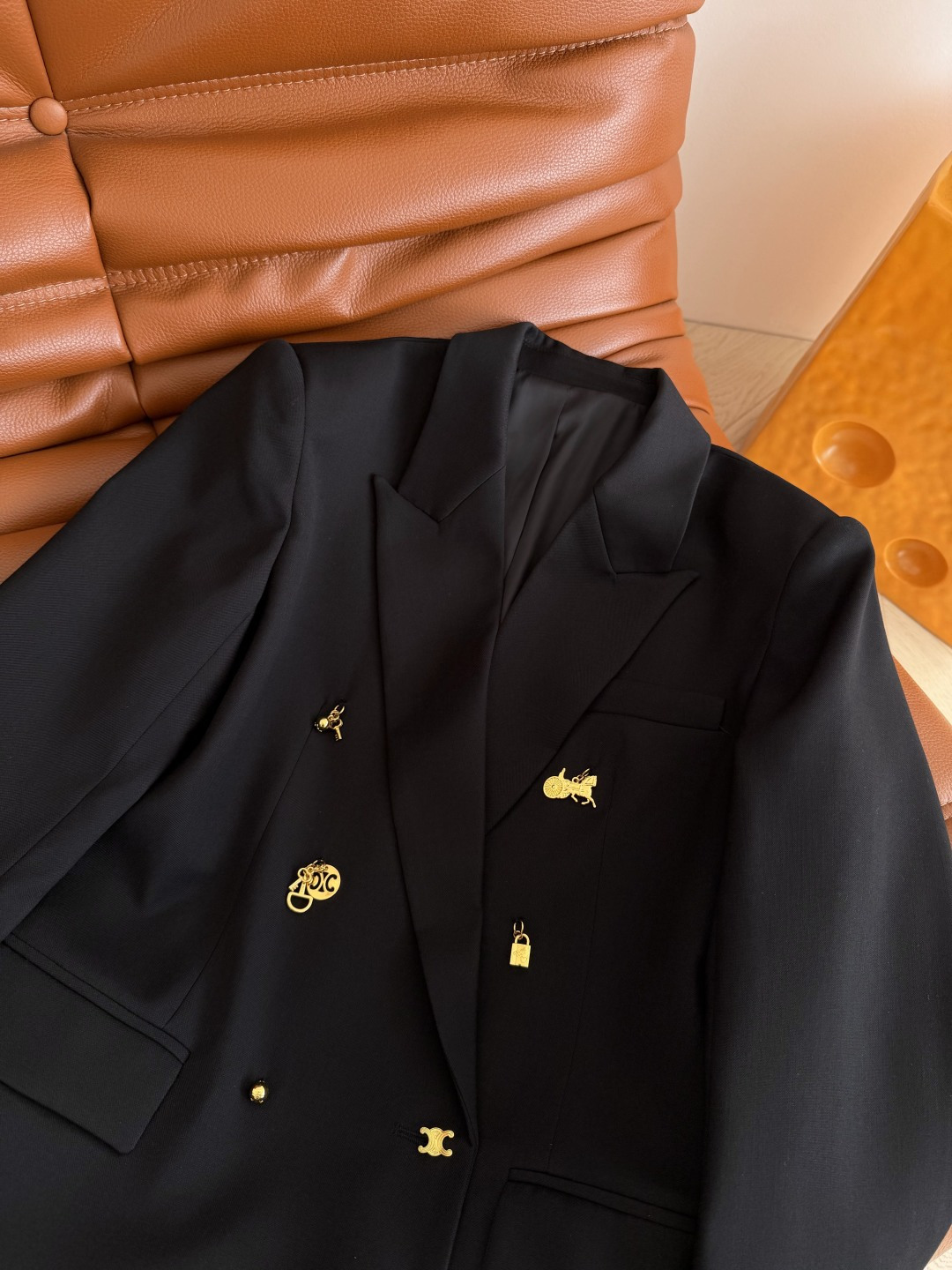 26ss 凯旋门双排异形扣设计西装外套 吸睛有亮点 时髦又有型的黑色西装 版型是微廓形的剪裁 完全不挑人