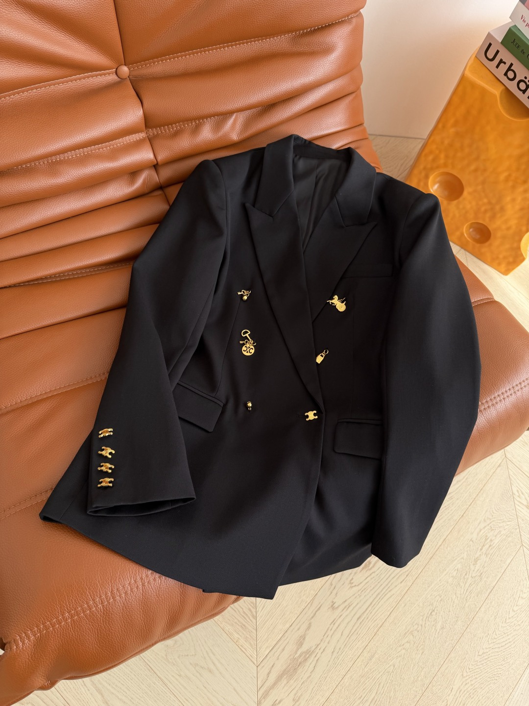 26ss 凯旋门双排异形扣设计西装外套 吸睛有亮点 时髦又有型的黑色西装 版型是微廓形的剪裁 完全不挑人