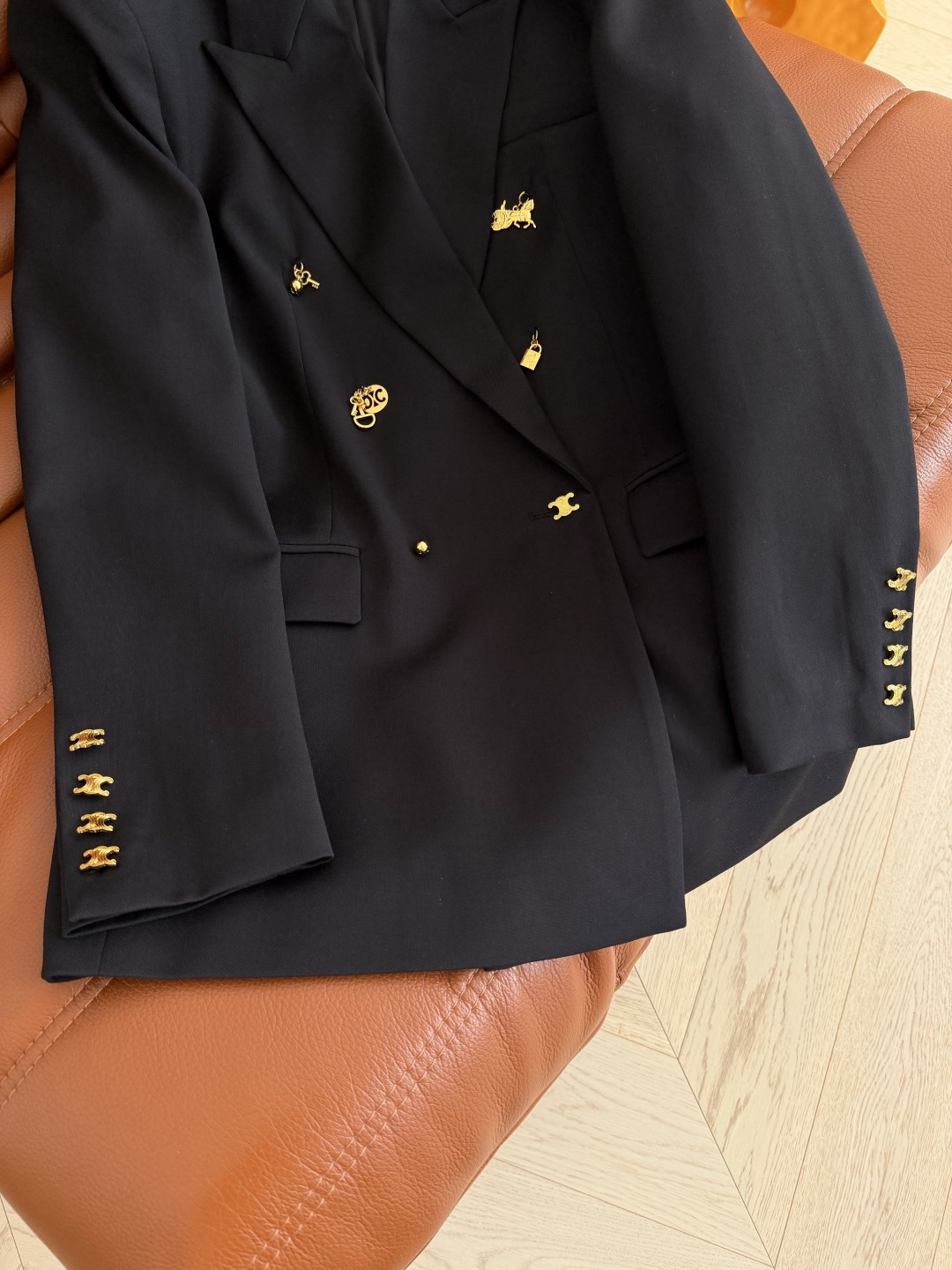 26ss 凯旋门双排异形扣设计西装外套 吸睛有亮点 时髦又有型的黑色西装 版型是微廓形的剪裁 完全不挑人