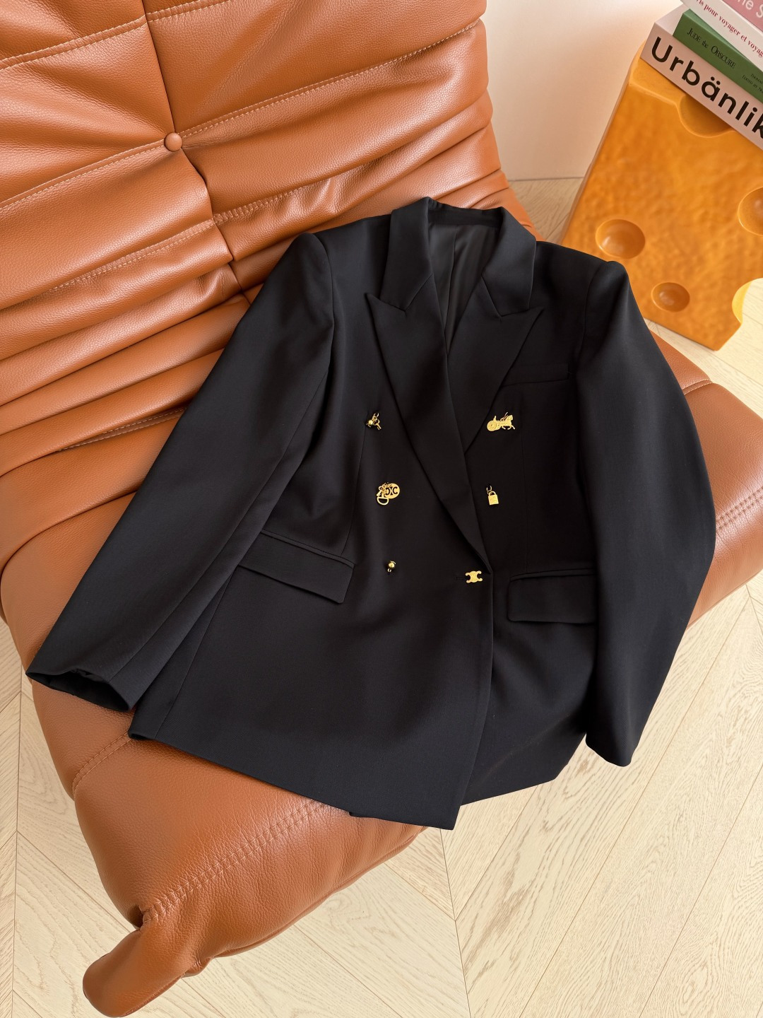 26ss 凯旋门双排异形扣设计西装外套 吸睛有亮点 时髦又有型的黑色西装 版型是微廓形的剪裁 完全不挑人