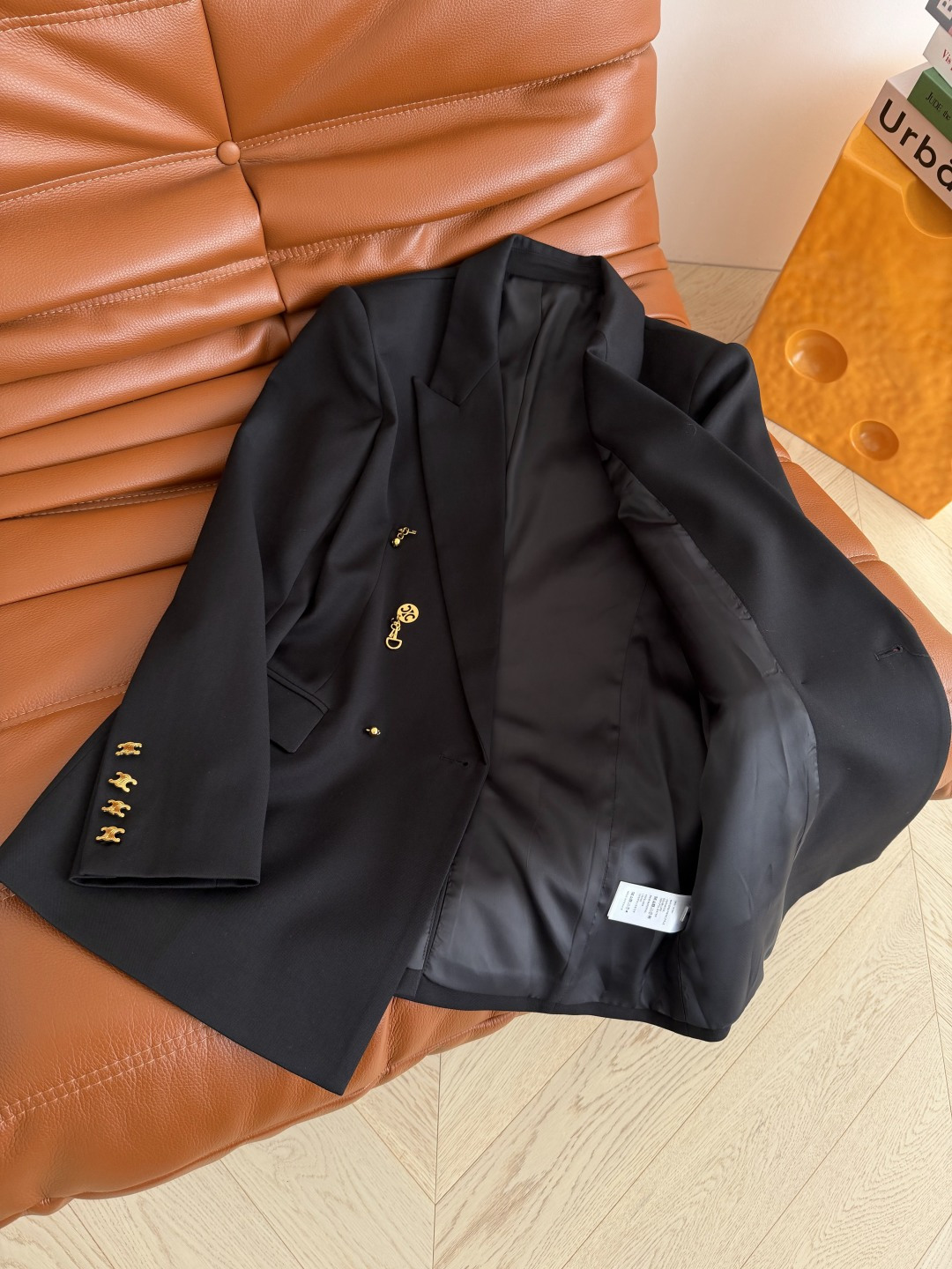 26ss 凯旋门双排异形扣设计西装外套 吸睛有亮点 时髦又有型的黑色西装 版型是微廓形的剪裁 完全不挑人
