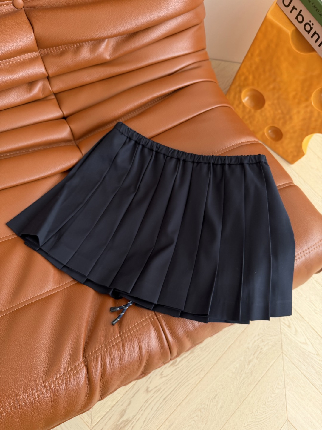 百搭系列 26春夏 系带压褶设计半裙 人手必备百搭款 不管是衬衫或者T恤搭配起来都出片 短款上身巨显腿长