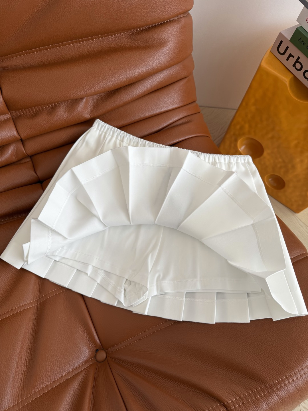 百搭系列 26春夏 系带压褶设计半裙 人手必备百搭款 不管是衬衫或者T恤搭配起来都出片 短款上身巨显腿长