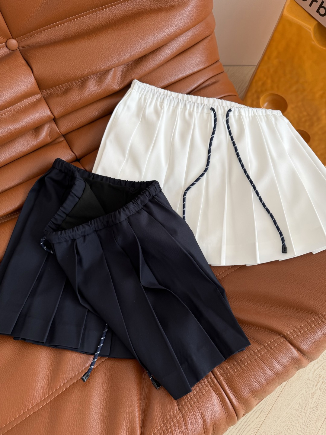 百搭系列 26春夏 系带压褶设计半裙 人手必备百搭款 不管是衬衫或者T恤搭配起来都出片 短款上身巨显腿长