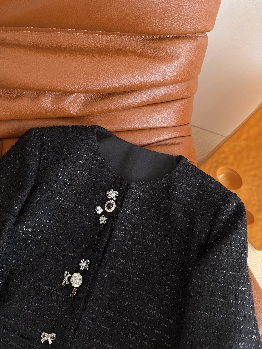 精致优雅 26新款 巴黎小香风 多样扣设计编制小外套 一股优雅小香风 很高级 既有穿搭精致感又有层次美学