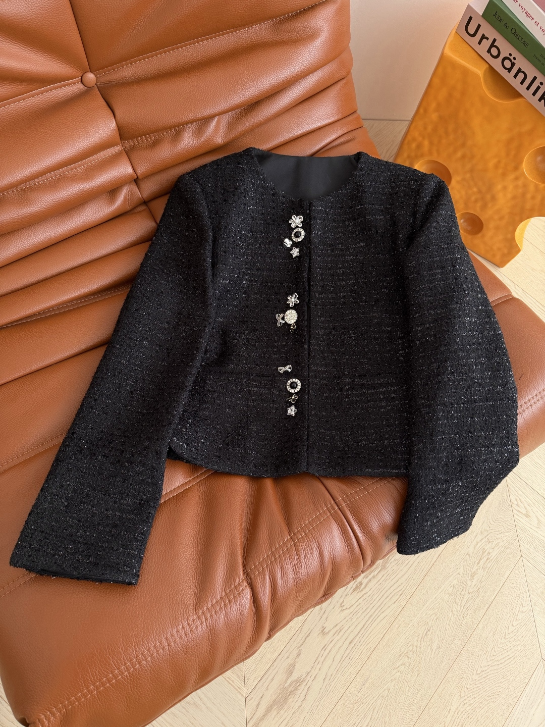 精致优雅 26新款 巴黎小香风 多样扣设计编制小外套 一股优雅小香风 很高级 既有穿搭精致感又有层次美学