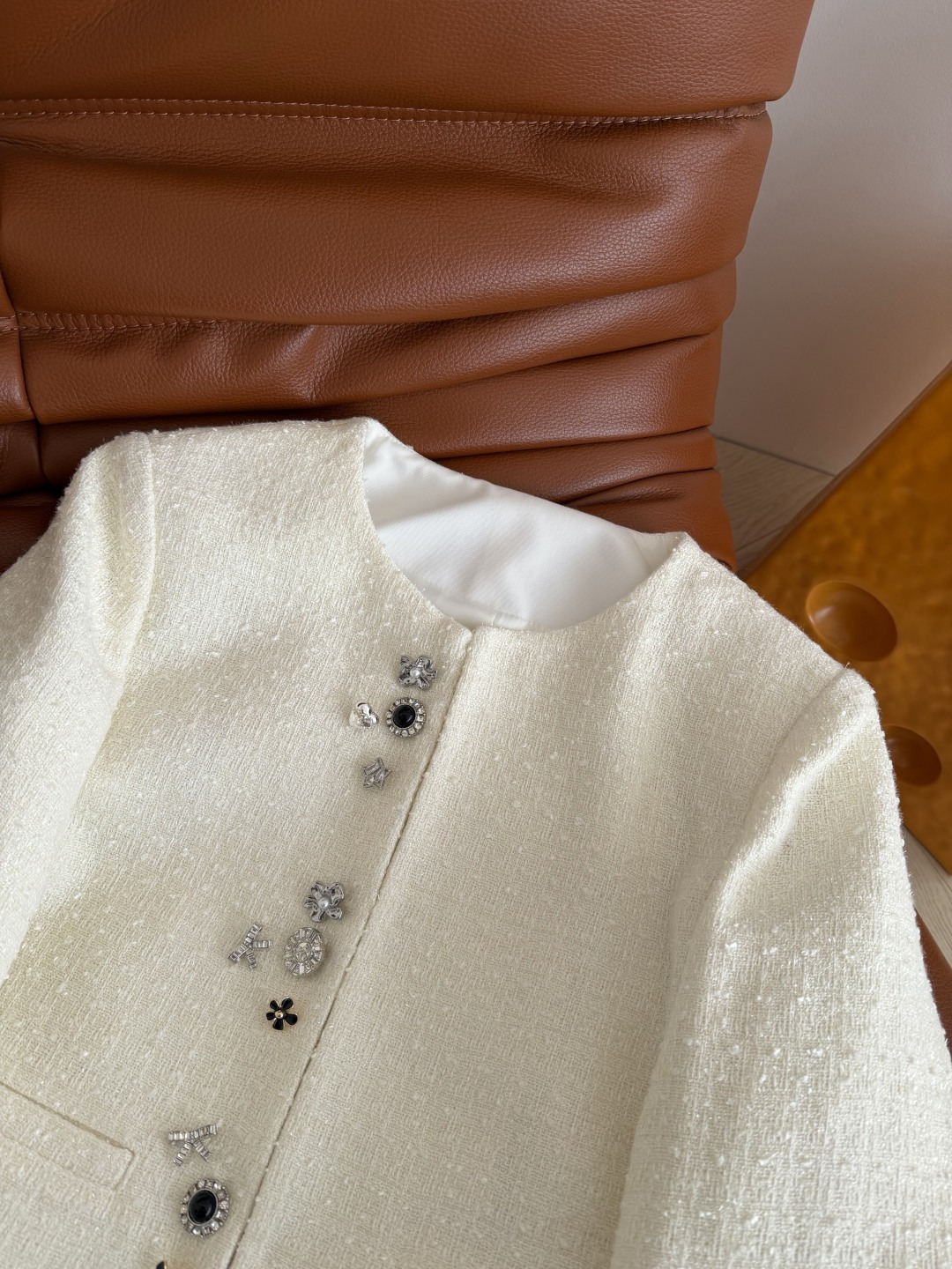 精致优雅 26新款 巴黎小香风 多样扣设计编制小外套 一股优雅小香风 很高级 既有穿搭精致感又有层次美学