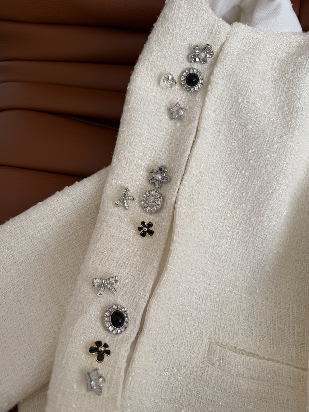 精致优雅 26新款 巴黎小香风 多样扣设计编制小外套 一股优雅小香风 很高级 既有穿搭精致感又有层次美学